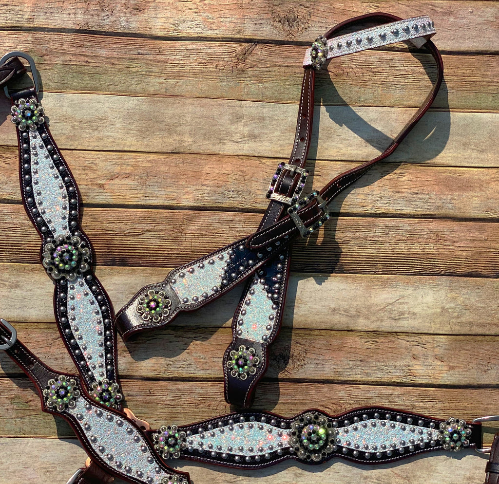 White Glitter with Black Gator Cob Size Tack Set