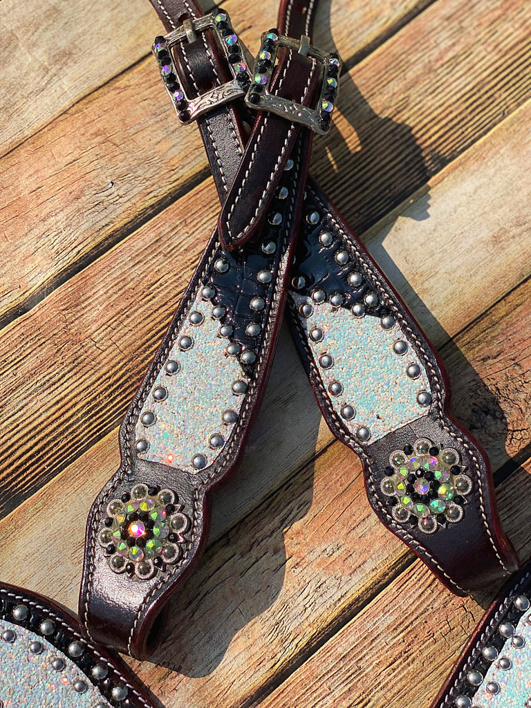 White Glitter with Black Gator Cob Size Tack Set