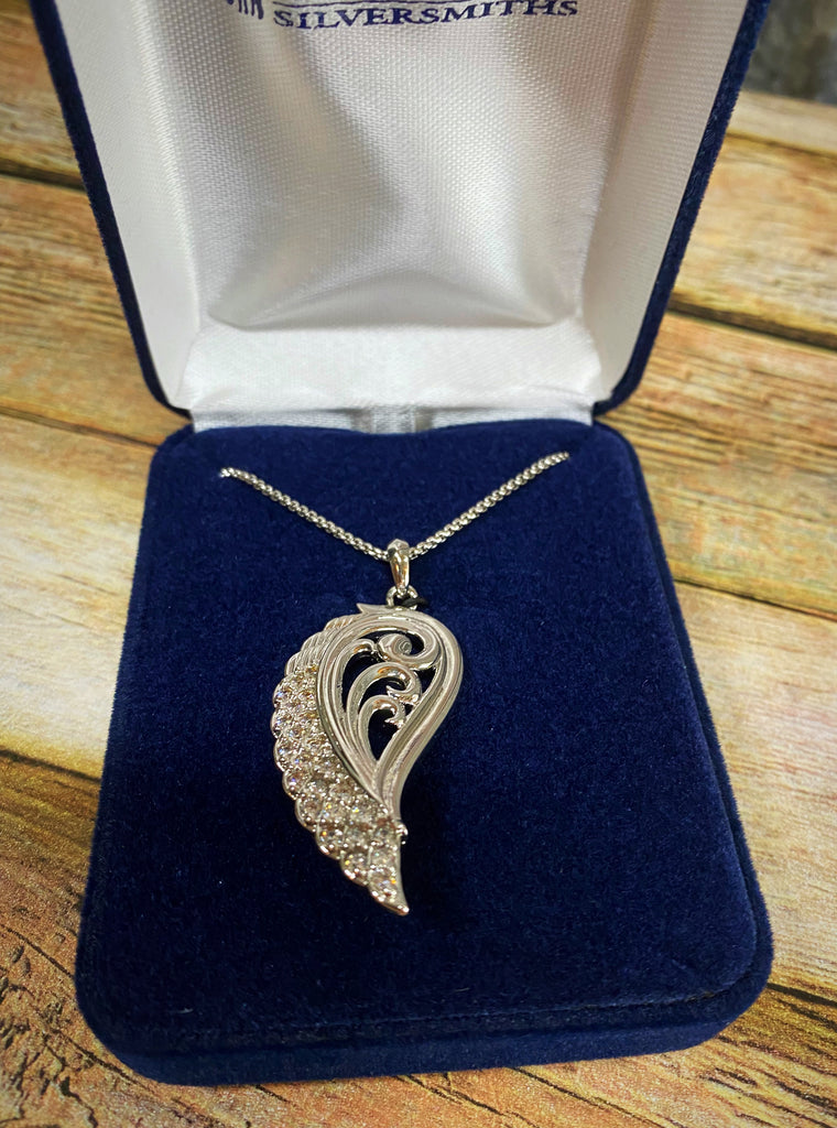 Montans Silversmiths Small Leaf Shaped Pendant Necklace